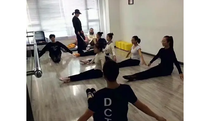 表演艺考培训要花多少钱 